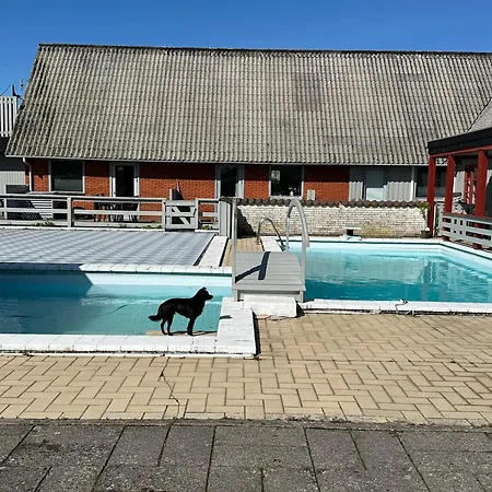 Med Tagterrasse, Have Og Pool. * Vipperod