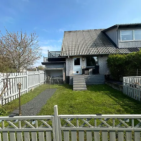 Med Tagterrasse, Have Og Pool. * Vipperod